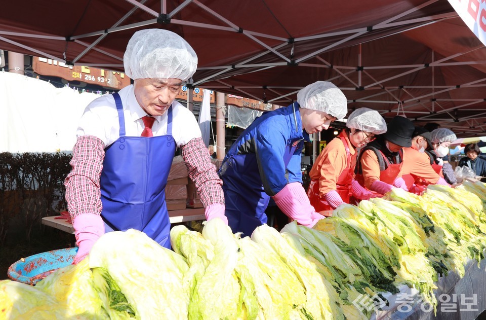 ▲ 이양섭 충북도의장이 사랑의 김장나누가 행사에 참가해 김치를 담그고 있다.