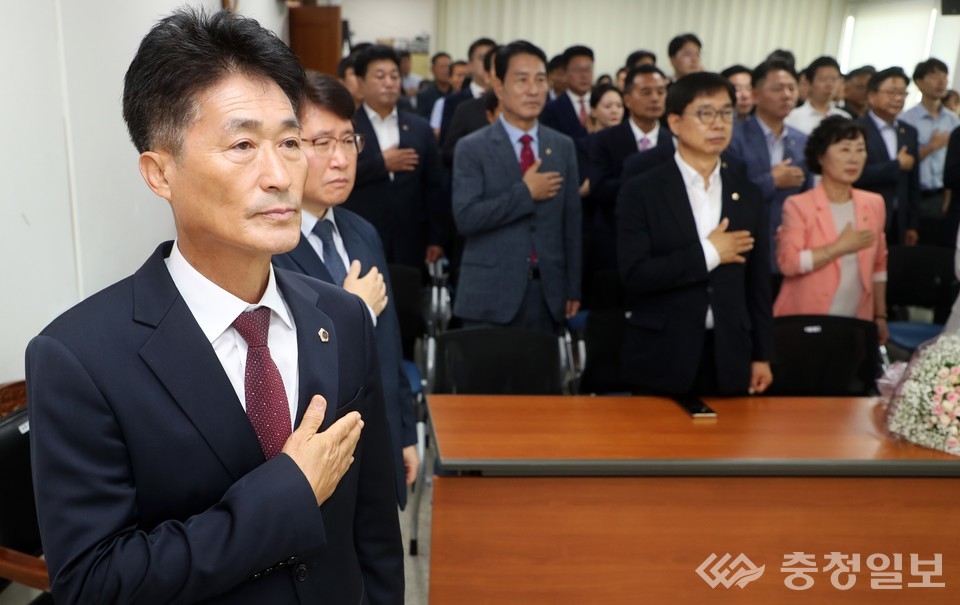 ▲ 이양섭 충북도의장이 2024년 7월 1일 열린 취임식에서 국기에 대한 경례를 하고 있다.