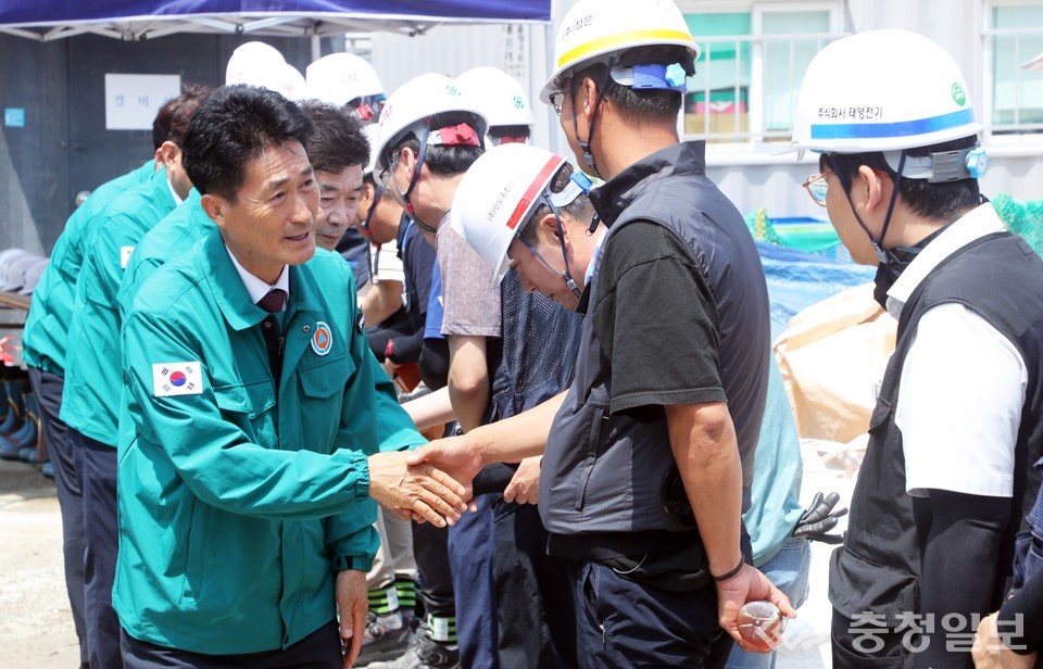 ▲ 이양섭 충북도의장이 도의회 신청사 건립 현장을 방문해 근로자들을 격려하고 있다.