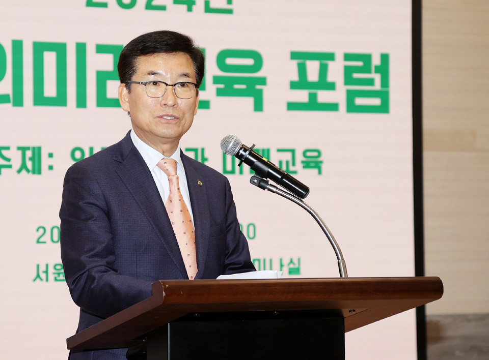 윤건영 교육감이 창의 미래교육 포럼에서 발언하고 있다.