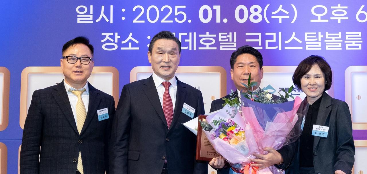 ▲ 지난 8일 김창규 제천시장(오른쪽 두 번째)이 서울에서 열린 2025충북도민회중앙회 신년교례회에서 ‘최고 자치단체장’ 대상을 받고 김정구 충북도민회 중앙회장(왼쪽 두 번째) 등과 기념촬영을 하고 있다. 사진=제천시제공