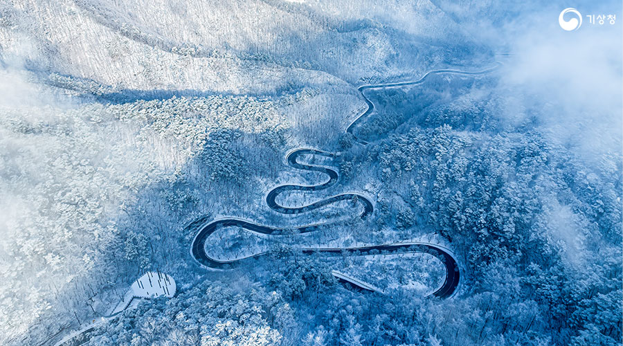 ▲ ‘세계기상기구 2025년 달력 사진 공모전’ 12월 사진으로 선정된 이상운 작가의 ‘보발재의 겨울’. 사진=기상청제공