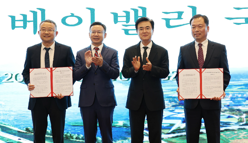 김태흠 충남도지사(왼쪽 세 번째)가 중국 베이벨리 국제 포럼에 참석해 협약을 체결하고 있다.