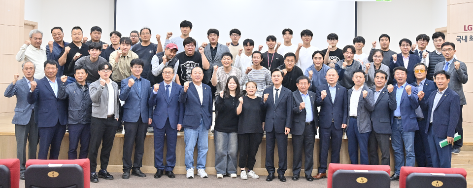 김태흠 충남도지사(앞줄 왼쪽 여덟번 째)가 청년 후계 농업인 육성정책 심포지엄에서 참석자들과 기념촬영을 하고 있다.