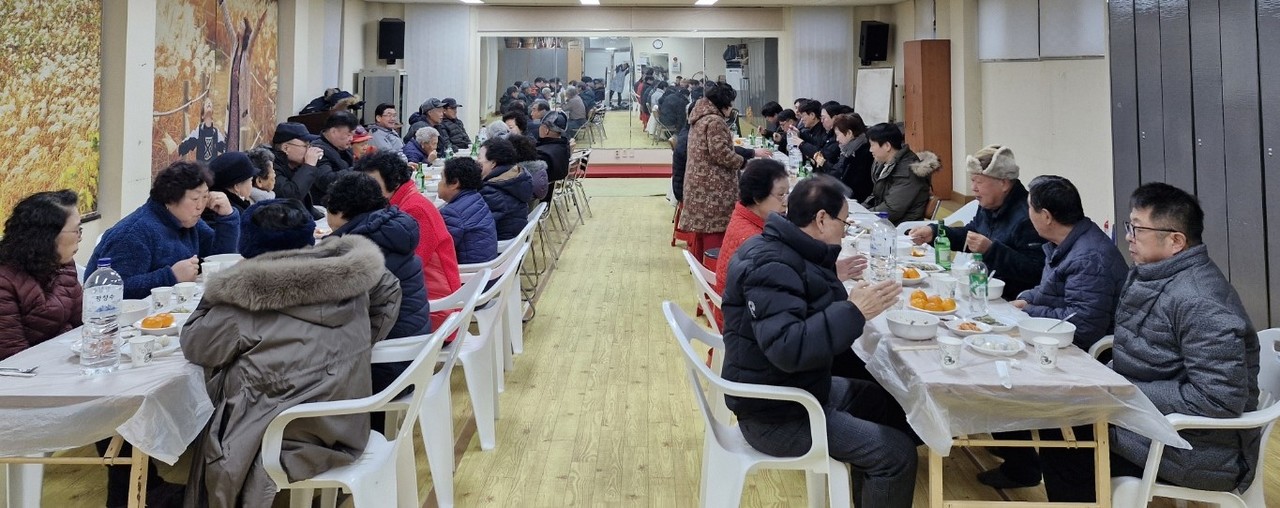 ▲ 단양군 가곡면생활개선회원들이 면 복지회관에서 마을 어르신들에게 떡만둣국을 대접하고 있다. 사진=단양군제공