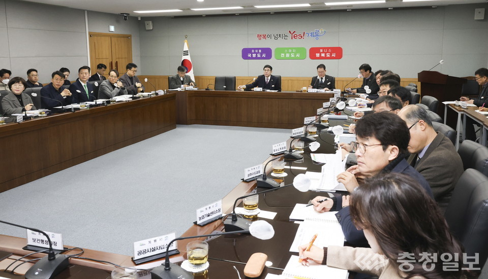 ▲ 계룡시 행복도시 건설. 사진 중앙 이응우 계룡시장이 확대간부회의를 주재하고 있다