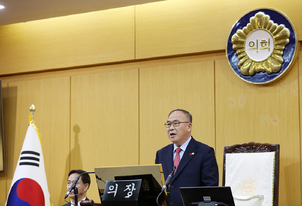 ▲ 조동식 서산시의회 의장이 20일 301회 임시회 개회를 선언하고 있다