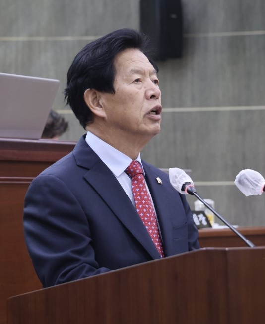 ▲ 23일 조성룡 군의원이 제334회 단양군의회 임시회 제4차 본회의에서 5분 자유발언을 하고 있다. 사진=단양군의회제공