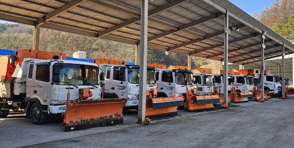 ▲ 제천시 제설기지 제설차량 모습. 사진=제천시제공