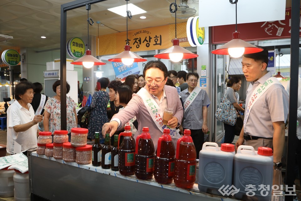 ▲ 황규철 군수가 전통시장을 방문해 진열된 물품을 살펴보고 있다.
