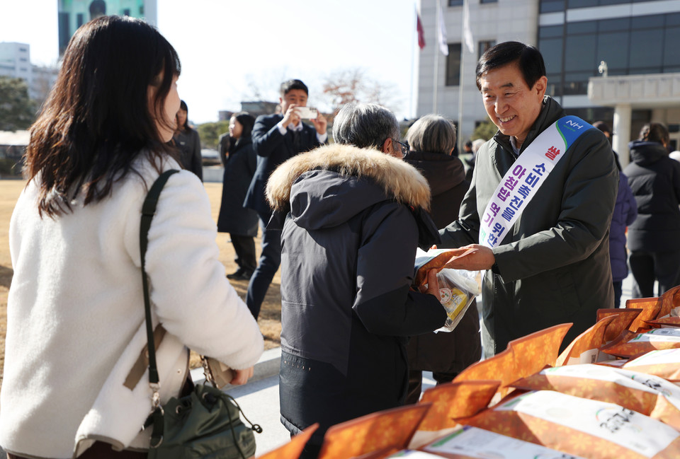  충주 미소진쌀 나눔행사 겸 충TV 구독자 이벤트에 참여한 조길형 충주시장이 당첨자에게 쌀을 전하고 있다.