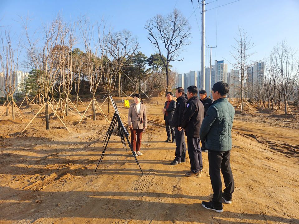  조길형 충주시장 등이 충주시 호암동 충주시민의숲 조성 현장을 찾아 진행 상황을 살피고 있다.