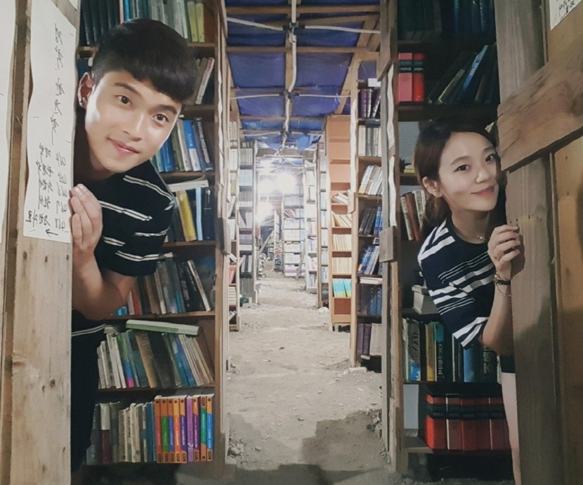 ▲ 화재 전, 산골 헌책방 새한서점을 찾은 방문객이 카메라에 추억을 담고 있다. 사진=단양군제공