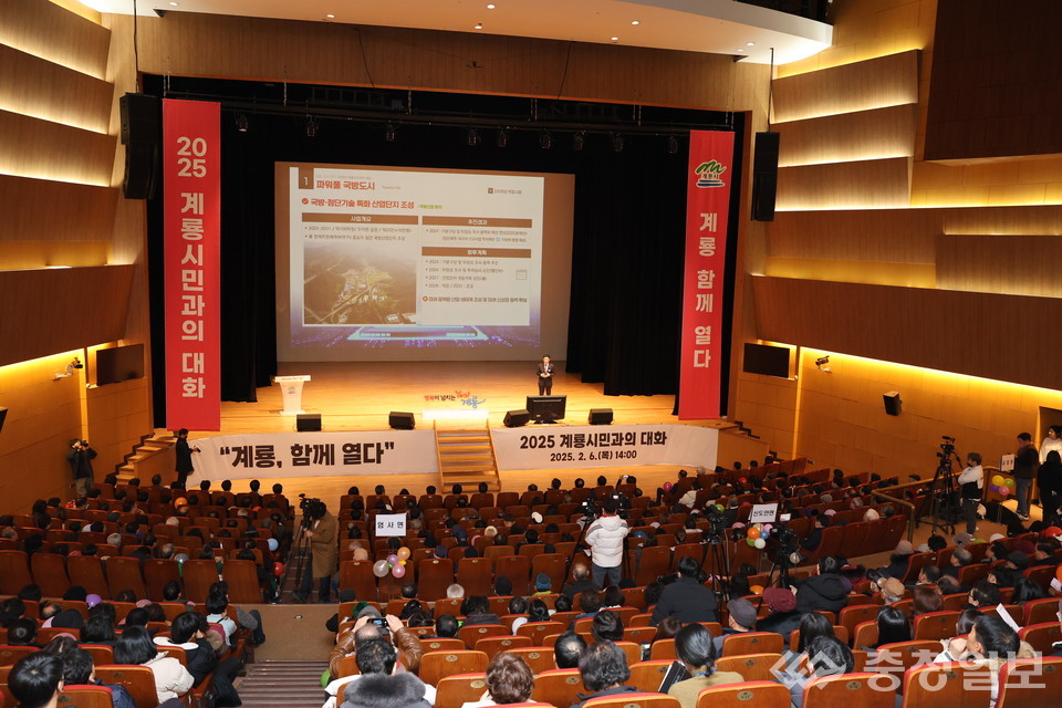 ▲ 이응우 계룡시장이 시민들과 소통하며 다양한 의견을 경청하고 있다