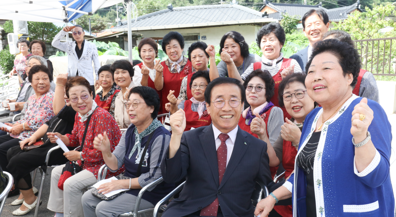 ▲ 김문근 군수가 지난해 한 마을 행사에서 부녀회원들과 사진촬영을 하고 있다. 사진=단양군제공