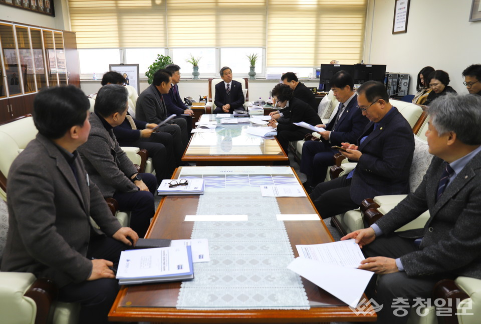 ▲ 이재명 의장 등 진천군의원과 임보열 부군수 등 진천군 관계자들이 10일 충북 진천군의회 의장실에서 민생회복 비상대책 회의를 갖고 있다.