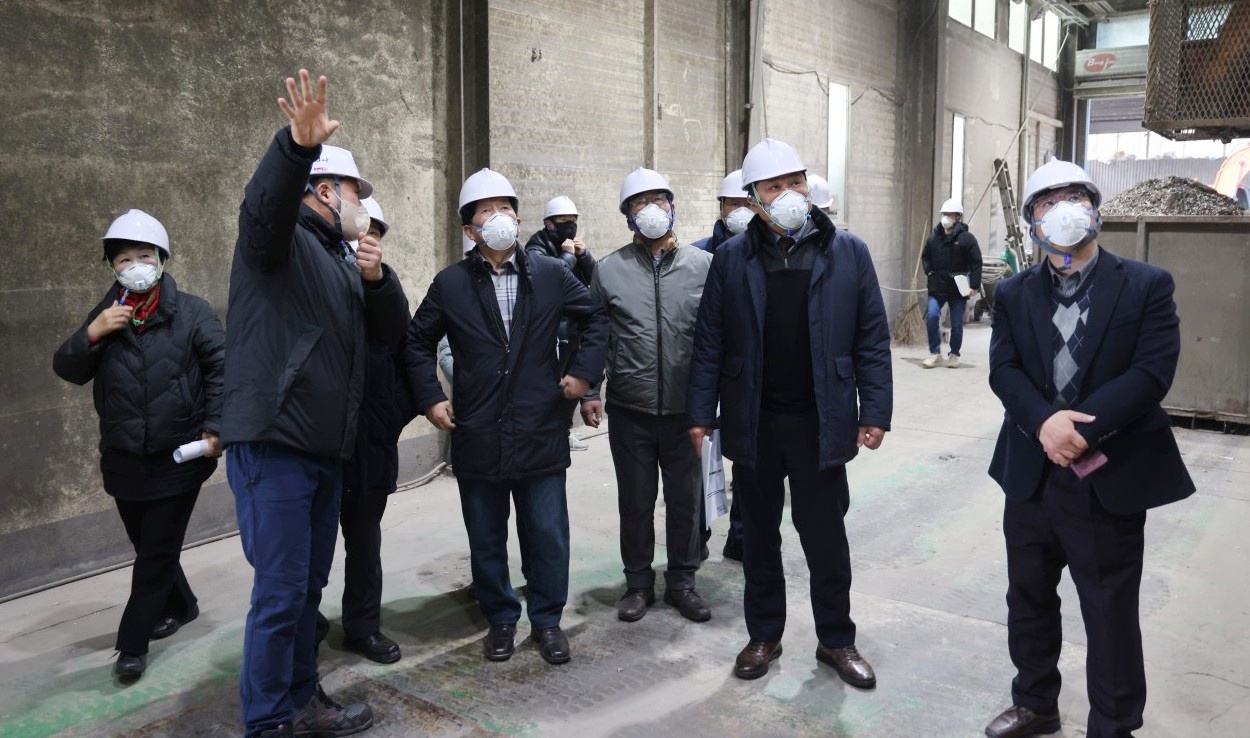 ▲ 단양군의회가 강원 삼척시를 방문해 생활폐기물 처리시설을 살펴보고 있다. 사진=단양군의회제공