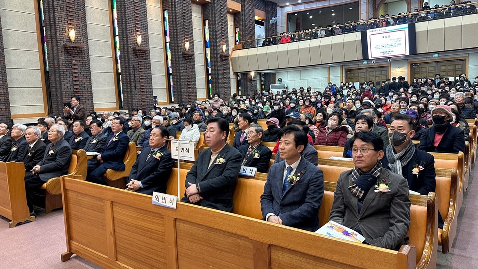 ▲ (왼쪽부터) 이성희 상당신협 이사장과 이범석 청주시장. 이강일 국회의원이 상당신협 정기총회에 참석했다.