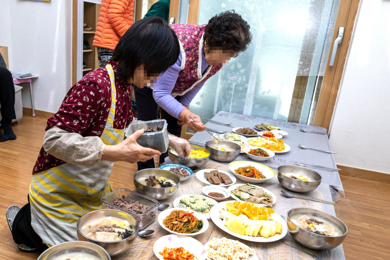 ▲ 경로당 급식도우미가 노인들의 점심식사를 준비하고 있다. 사진=제천시제공
