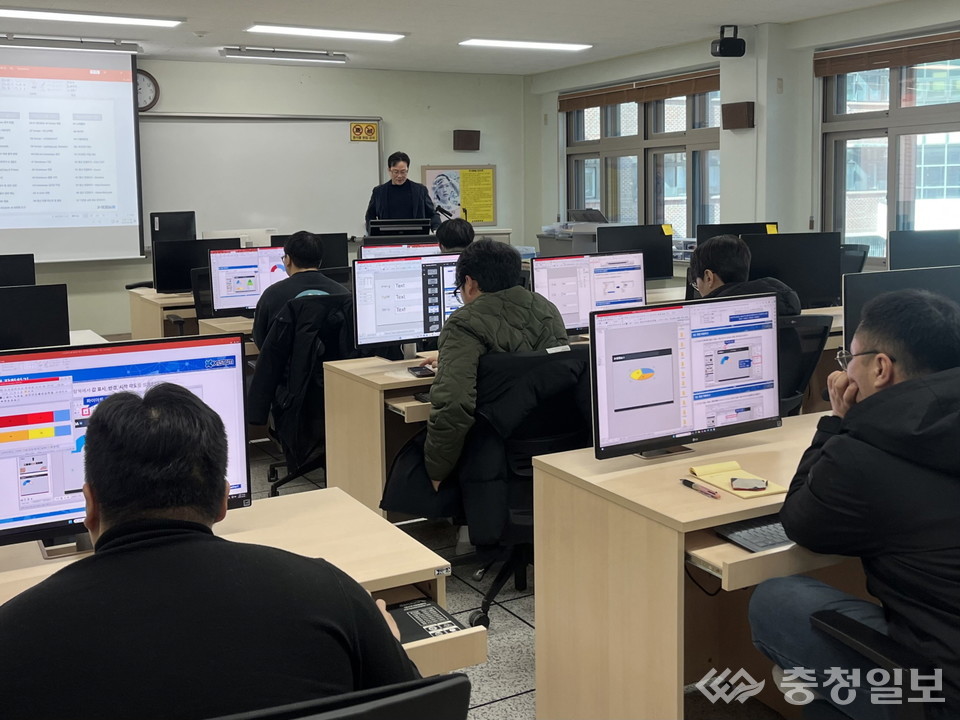▲ ‘SCADA와 AI를 활용한 건물에너지 시뮬레이션’을 주제로 비교과 교육 프로그램을 운영하고 있