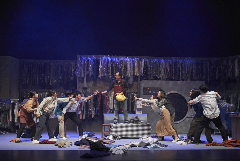 ▲ 충북도립극단의 '오아시스 습격사건' 공연 장면.