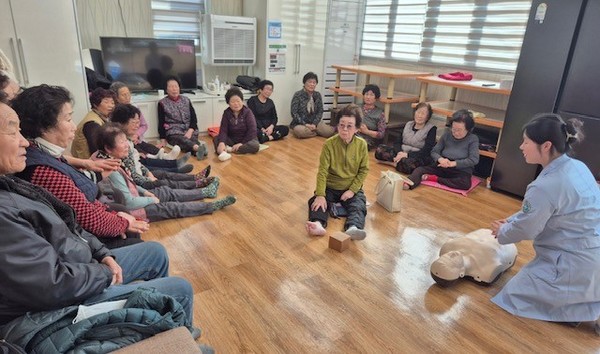 ▲ 경로당 심폐소생술 순회 교육 모습. 사진=단양군제공