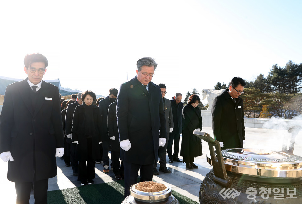 ▲ 4일 정용래 유성구청장(사진 중앙)과 유성구청 간부 50여명이 국립대전현충원 현충탑에서 헌화 후 묵념하고 있다