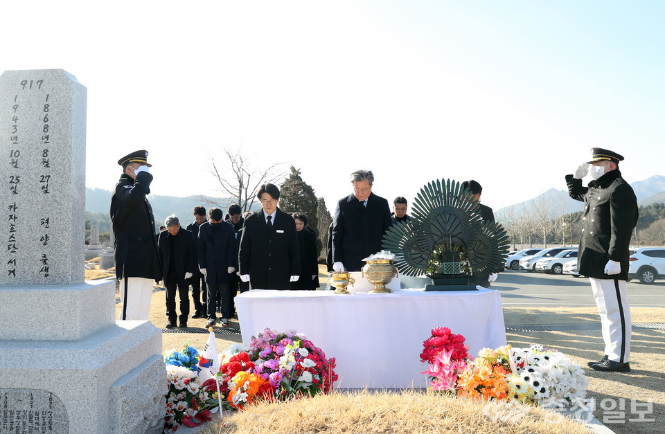 ▲ 국립대전현충원의 홍범도 장군 묘역 참배