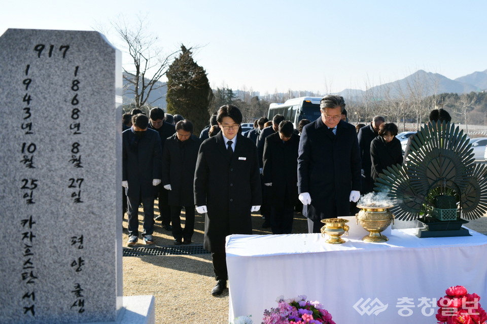 ▲ 유성구청 홍범도 묘소 참배