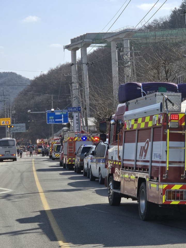 서울세종고속도로 공사 현장 교각 구조물 무너져