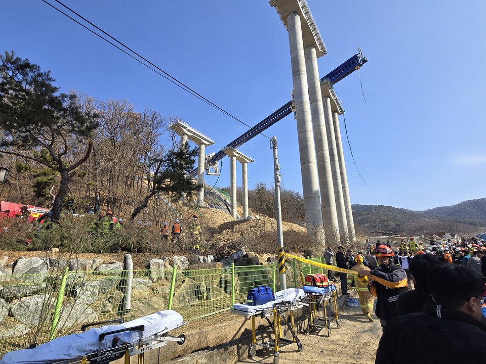 서울세종고속도로 공사 현장 교각 구조물 무너져