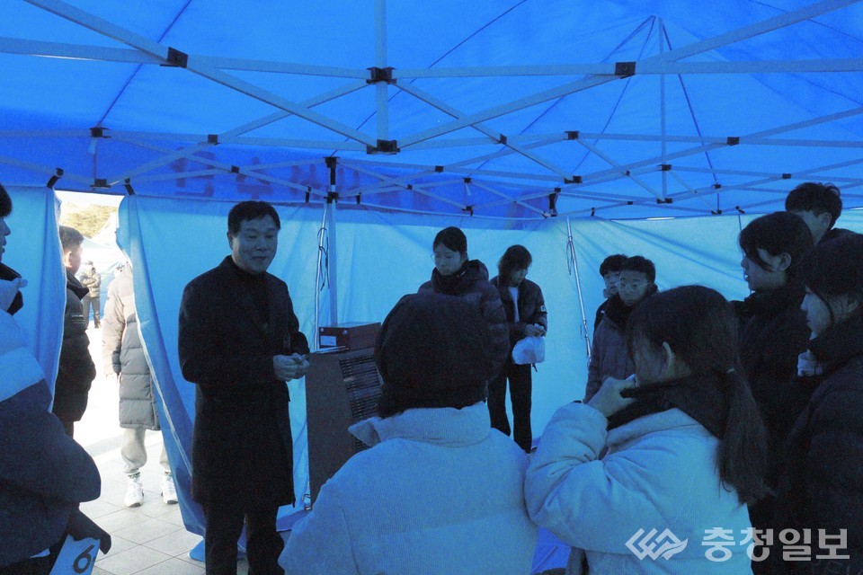 ▲ 정준영 체육회장(좌측)이 선수들을 격려하고 있다