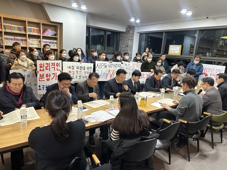 충북 청주 동남 대성베르힐 아파트 입주민들이 지난 25일 간담회를 진행했다. /조은영기자