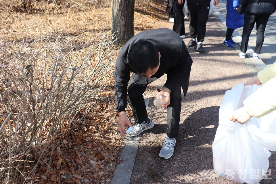 ▲ 정준영 체육회장이 환경정화 봉사활동에 참여하고 있다
