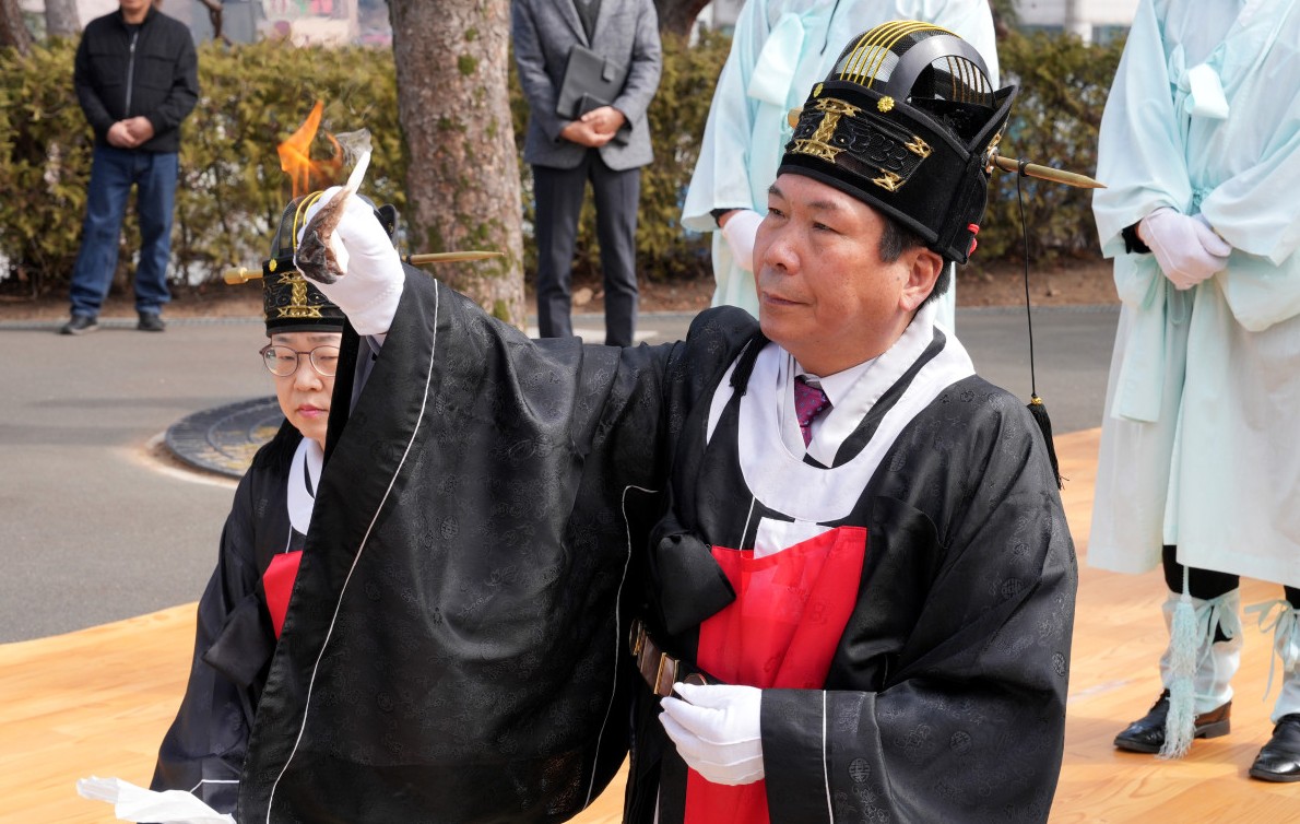 ▲ 김창규 시장이 제천 중앙공원에서 ‘제12회 칠성봉기원제’를 올리고 있다. 사진=제천시제공