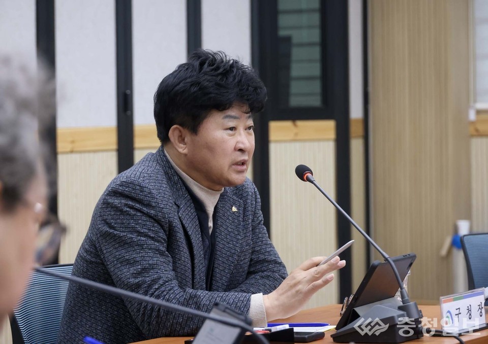 ▲ 3월 확대간부회의를 주재하고 있는 최충규 대덕구청장