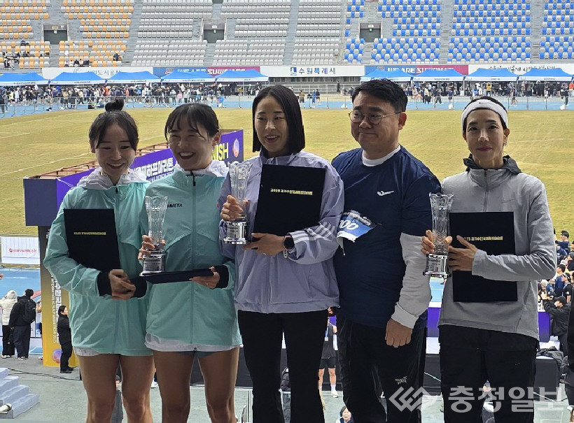▲ 충주시청 육상팀 임예진(가운데)이 '2025 경기수원 국제하프마라톤대회'에서 금메달을 목에 걸고 입상자들과 기념촬영했다.