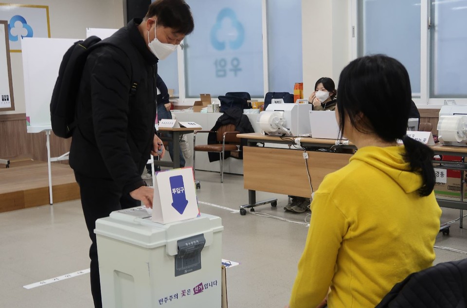 ▲ 제1회 전국 동시 새마을금고 이사장 선거일인 5일 충청북도 청주시 흥덕구 우암새마을금고 강서지점에 마련된 투표소에서 유권자가 투표함에 기표용지를 넣고 있다. /이나라기자