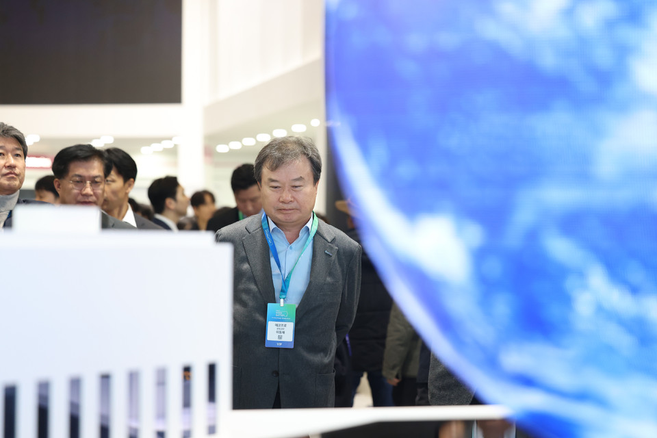 ▲ 이동채 에코프로 창업주가 지난 6일 인터배터리2025에서 에코프로 부스를 방문해 전시관을 둘러보고 있다.