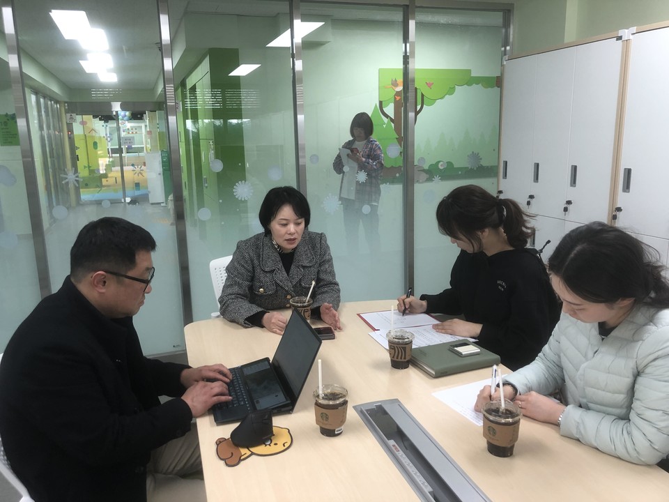 ▲ 서산교육지원청이 지난 6일 천안성정초 내 늘봄거점센터인 ‘늘봄성정’을 방문 벤치마킹하고 있다