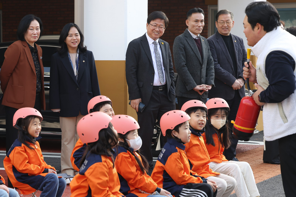 ▲ 세종시교육청 안전체험교육원이 11일 신규 안전행복버스 제작을 완료하고 바른초등학교에서 2학년 학생들을 대상으로 시연회를 개최하고 있다.