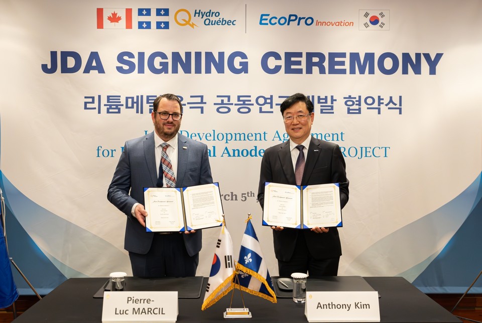 ▲ 김윤태 에코프로이노베이션 대표(오른쪽)와 피에르 뤽 막실 하이드로퀘백 연구총책임자는 지난 5일 서울 인터콘티넨탈 호텔에서 ‘차세대 리튬메탈음극 공동개발’을 위한 협약을 체결했다.