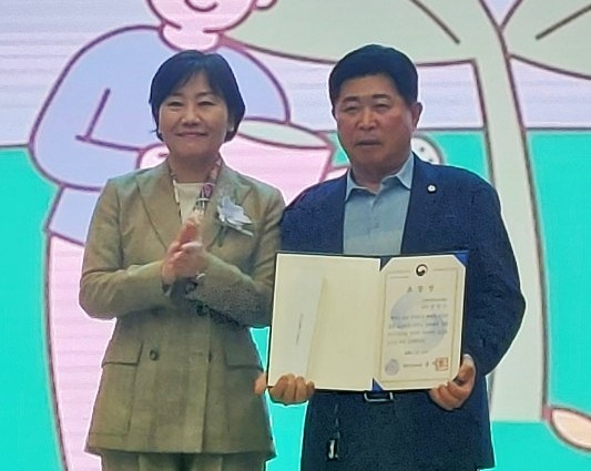 ▲ 장경수 단양군친환경농업협회 부회장(오른쪽)이 송미령 농림축산부 장관 표창을 받고 기념촬영을 하고 있다. 사진=단양군제공