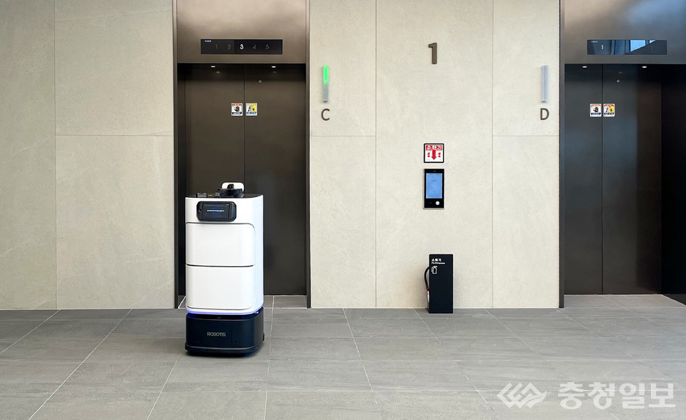 ▲ 현대엘리베이터 충주 본사 카페 배달 로봇이 음료 배달을 위해 엘리베이터 탑승을 기다리고 있다.