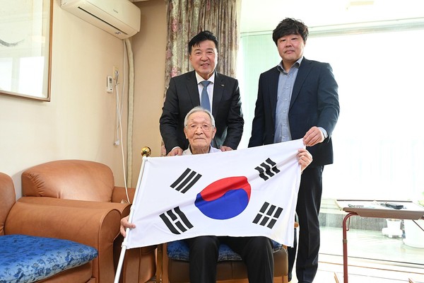 ▲ 최재구 군수 보훈가족 위문 모습