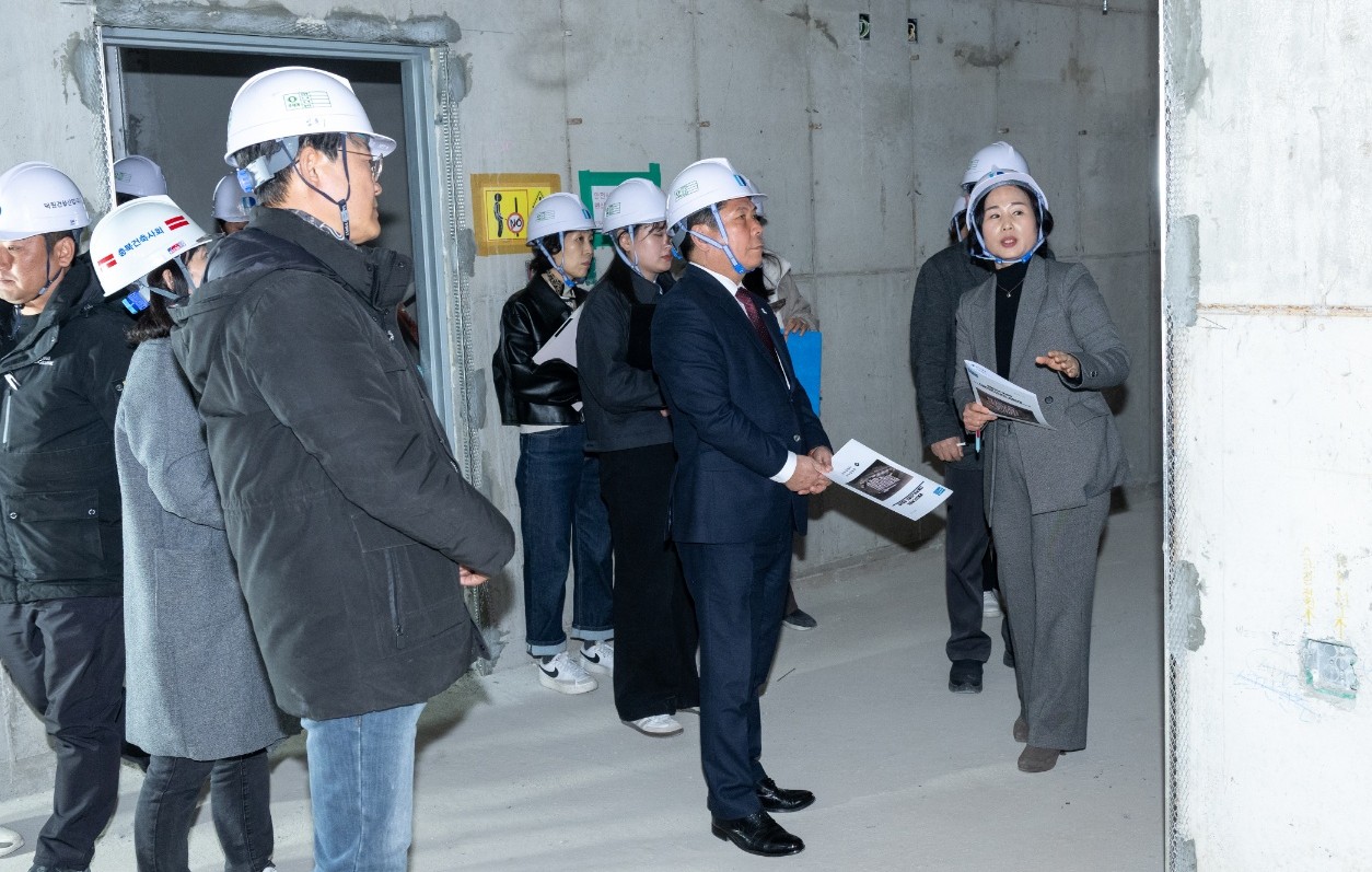 ▲ 김창규 시장(가운데)이 ‘다봄커뮤니티센터’ 공사 현장을 방문해 점검을 하고 있는 모습. 사진=제천시제공