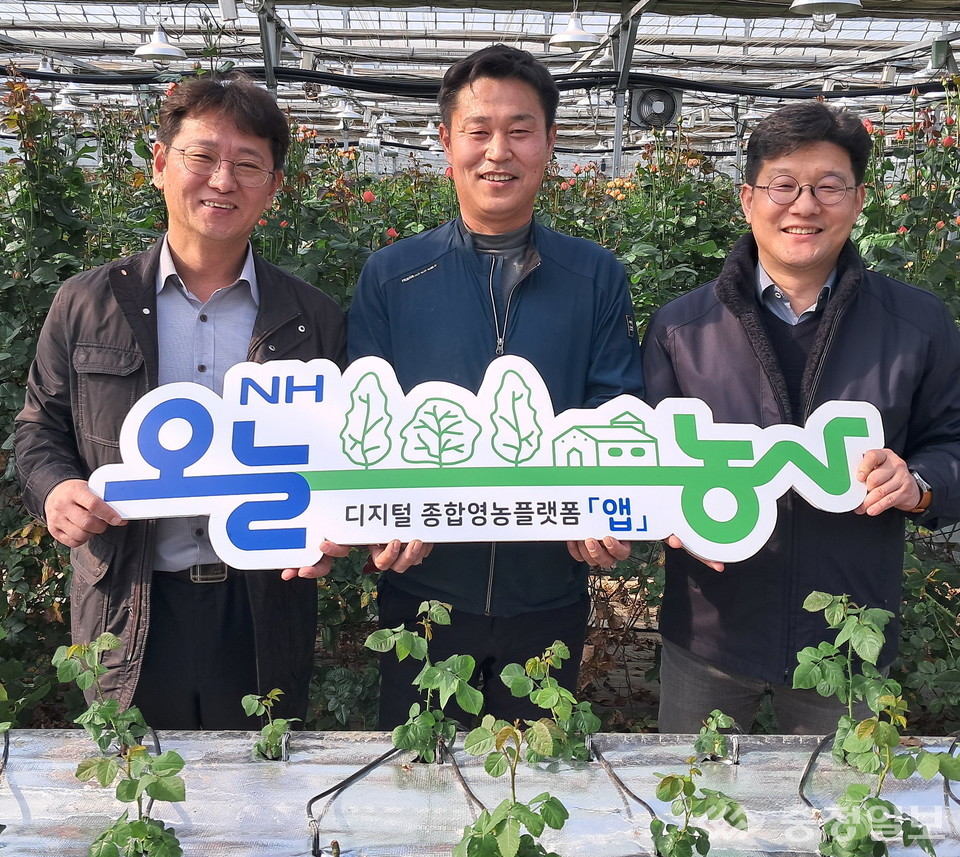 ▲ 농협진천군지부 유호종 지부장(왼쪽부터)이 17일 충북 진천군 이월면 송현 농장에서 송선태 대표, 김순기 회원지원단장 등과 디지털 종합영농플랫폼 ‘NH오늘농사’를 홍보하고 있다.