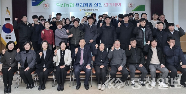 ▲ 충북 진천군 덕산농협 조정환 조합장(오른쪽)이 조합원의 모 내기 행사에서 일손을 돕는 모습.