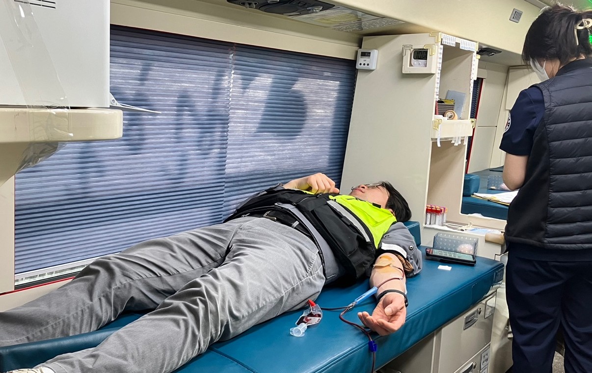 ▲ 성신양회 단양공장 직원이 한마음혈액원 헌혈버스에서 헌혈을 하고 있다. 사진=한마음혈액원제공