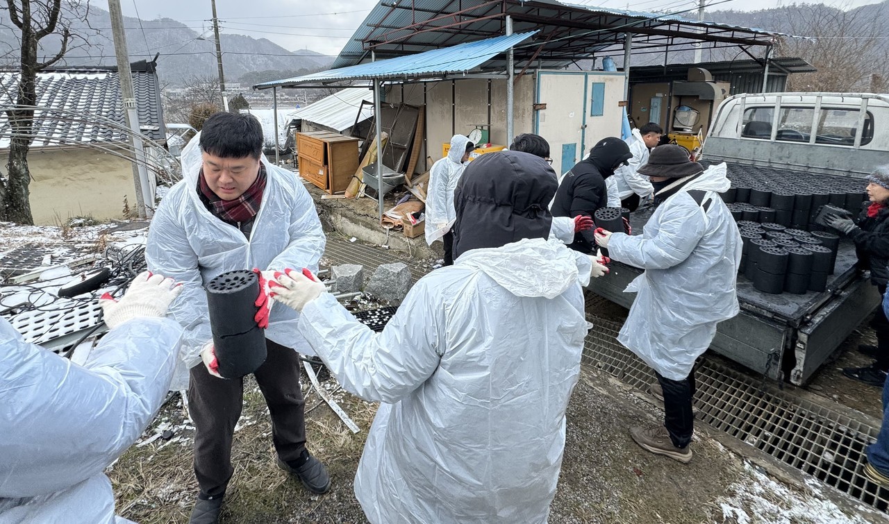 ▲ 지난 겨울 단양군청년연합회가 어려운 이웃에 연탄을 전달하고 있다. 사진=단양군제공
